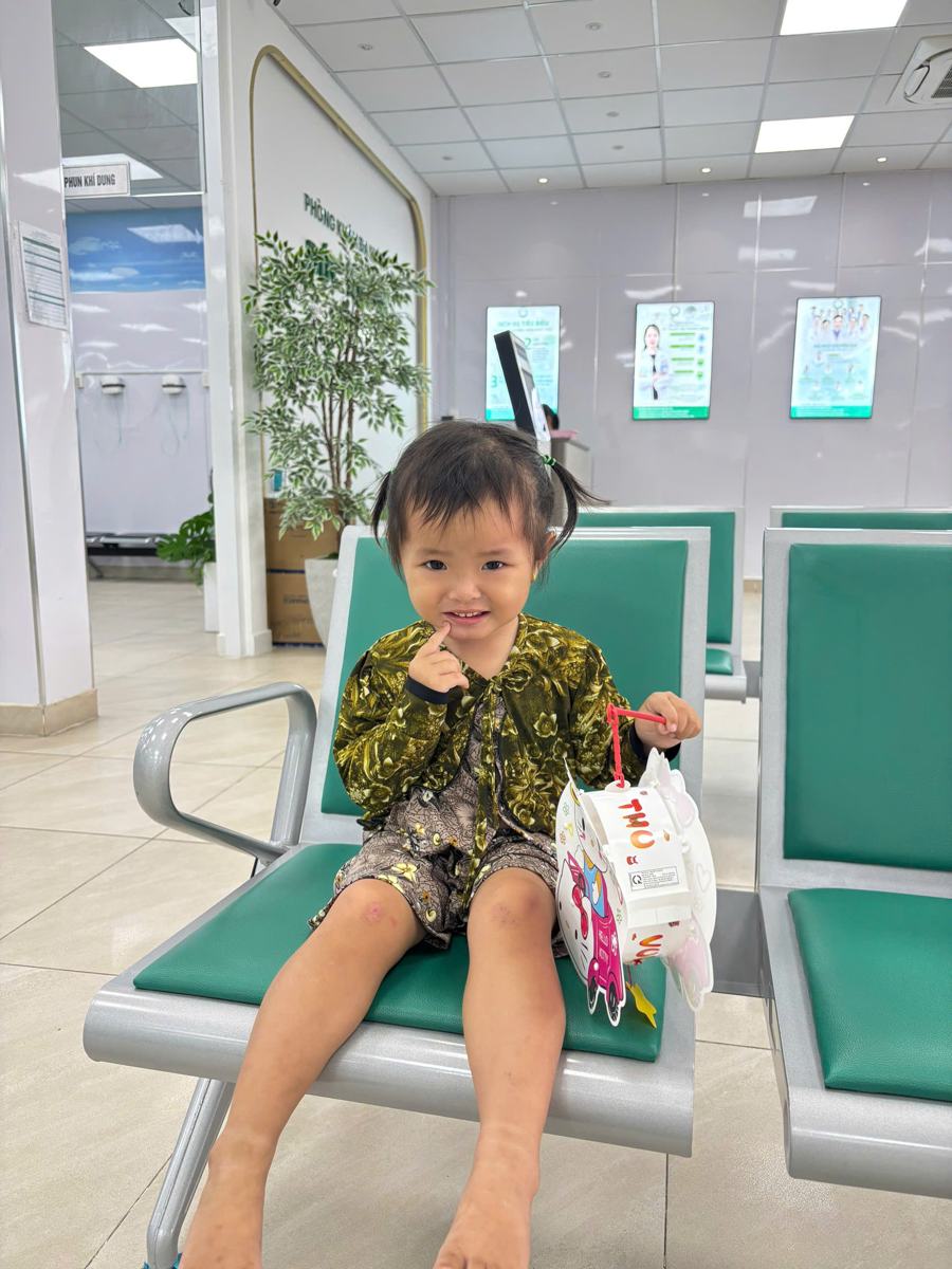 Bé ngồi chờ khám tại phòng khám