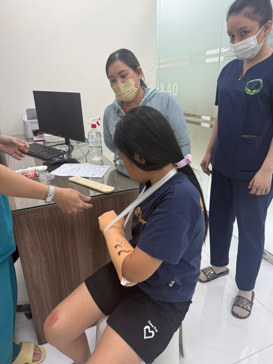 Bác sĩ khám và tư vấn cùng phụ huynh