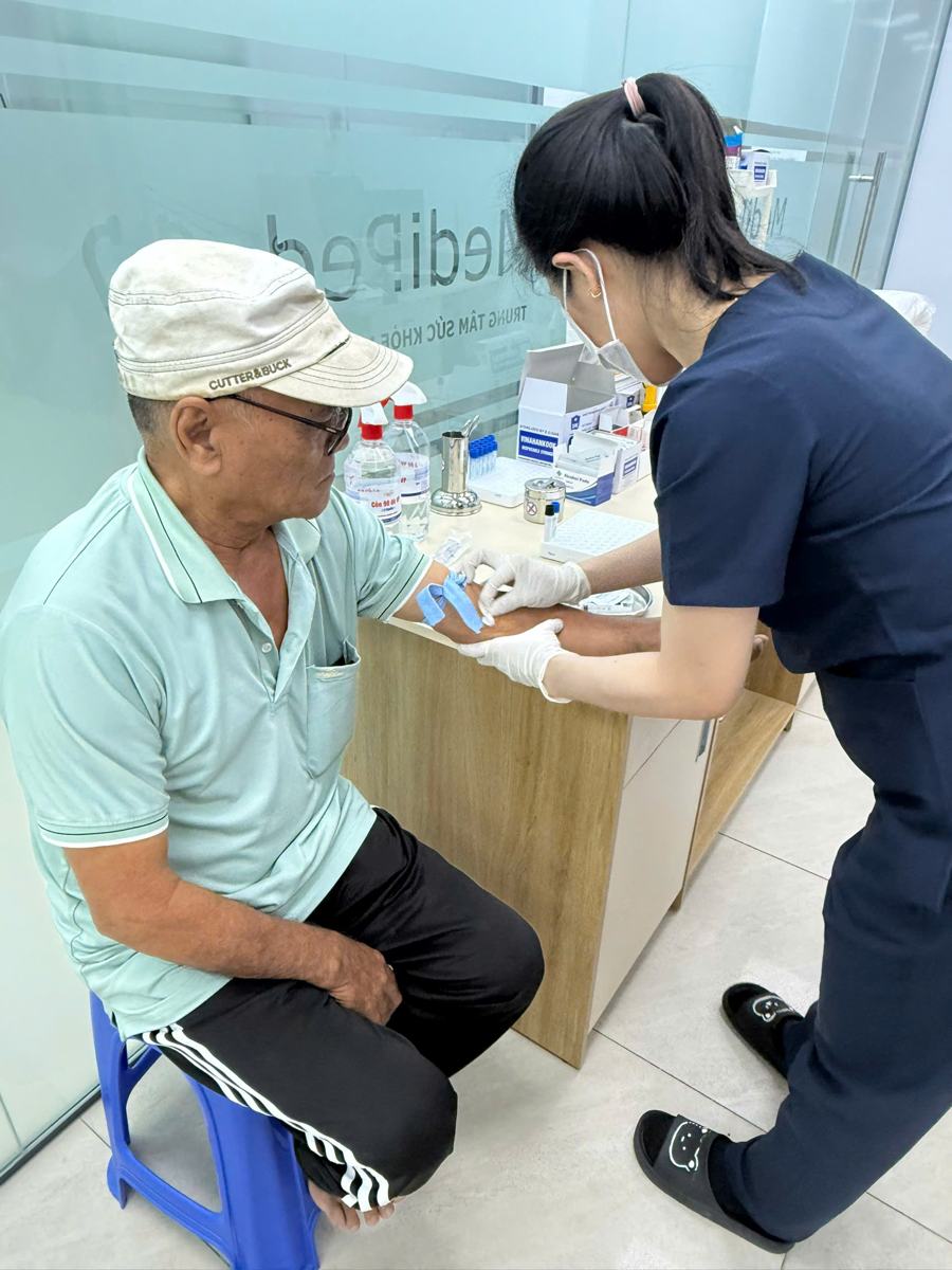 Lấy máu xét nghiệm người lớn tuổi